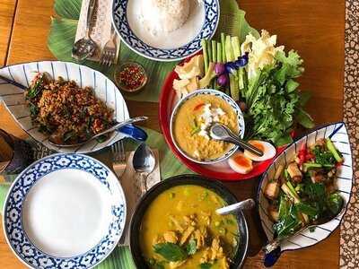 ร้านอาหาร รสนิยม (คุณปลา-อัจฉรา บุรารักษ์)