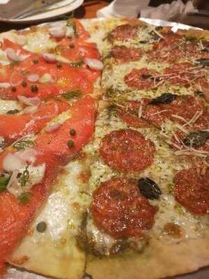 Pizza Pazza Phra Arthit