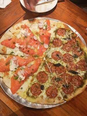 Pizza Pazza Phra Arthit