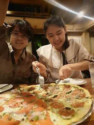 Pizza Pazza Phra Arthit