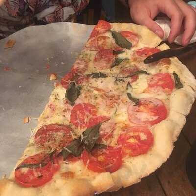 Pizza Pazza Phra Arthit