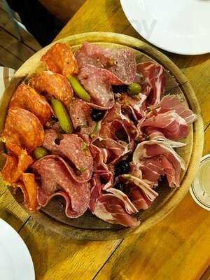 แฮปปี้ฟิชบาร์แอนด์บิสโทร