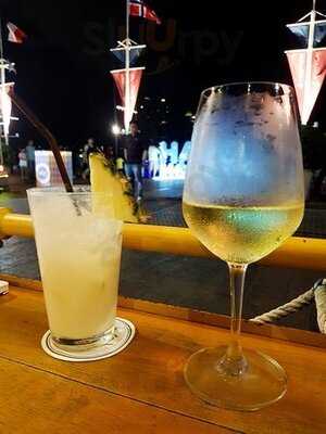 แฮปปี้ฟิชบาร์แอนด์บิสโทร