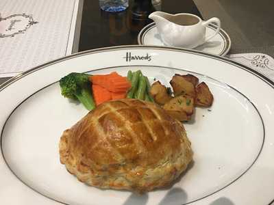 Harrods Cafe And Ice Cream Parlour, Emquartier