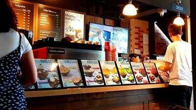 ฮอลลีสคอฟฟี่ สาขา สุขุมวิท 15