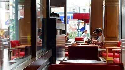 ฮอลลีสคอฟฟี่ สาขา สุขุมวิท 15