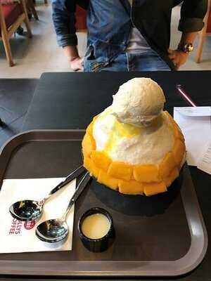 ฮอลลีสคอฟฟี่ สาขา สุขุมวิท 15