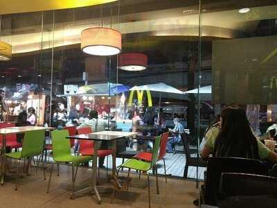 แมคโดนัลด์ สาขา โรงแรมโนโวเทล กรุงเทพ แพลตตินั่ม