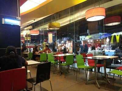 แมคโดนัลด์ สาขา โรงแรมโนโวเทล กรุงเทพ แพลตตินั่ม