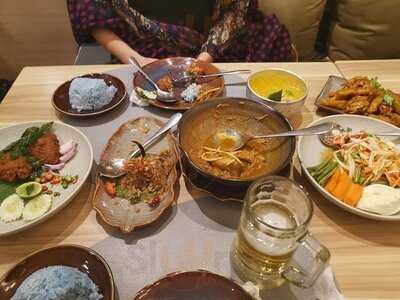 ร้านอาหารพอวา