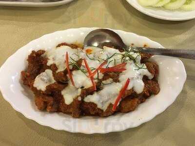 ร้านอาหาร กลางซอย