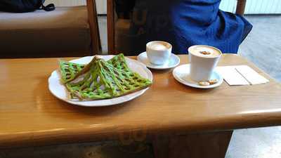 ร้านกาแฟ ไลบรารี่