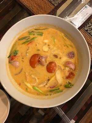 อิ่มบุญริมรั้ว