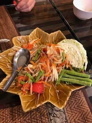 อิ่มบุญริมรั้ว