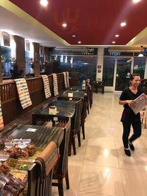 อิ่มบุญริมรั้ว