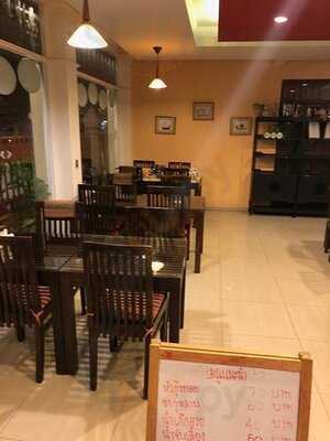 อิ่มบุญริมรั้ว