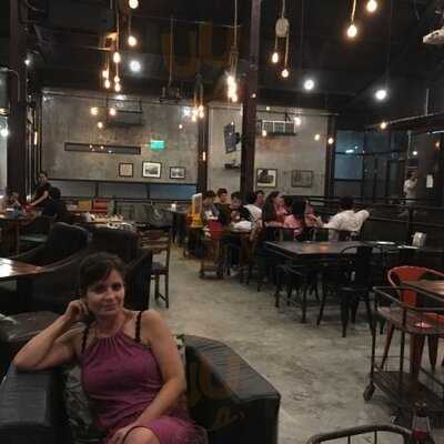 Heap Cafe' & Restaurant At Victory Monument
