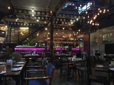 Heap Cafe' & Restaurant At Victory Monument