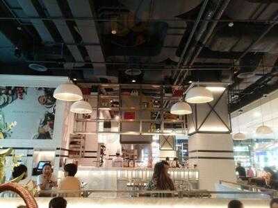 ดีน แอนด์ เดลูก้า - เซ็นทรัล เอ็มบาสซี