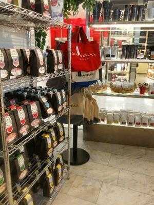 ดีน แอนด์ เดลูก้า - เซ็นทรัล เอ็มบาสซี