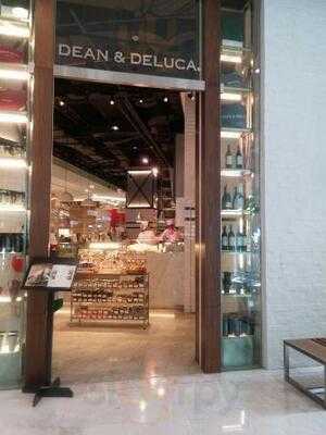 ดีน แอนด์ เดลูก้า - เซ็นทรัล เอ็มบาสซี