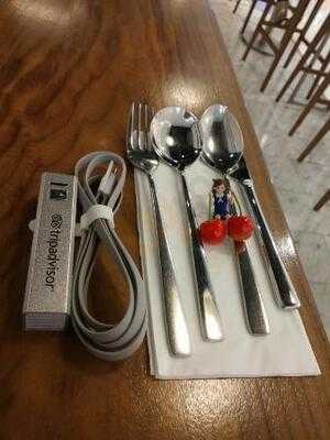 ดีน แอนด์ เดลูก้า - เซ็นทรัล เอ็มบาสซี