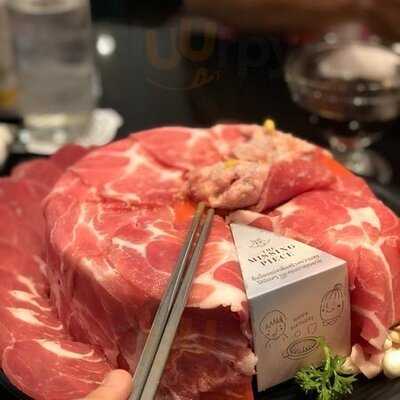 Bar-b-q Plaza & Joom Zap Hut