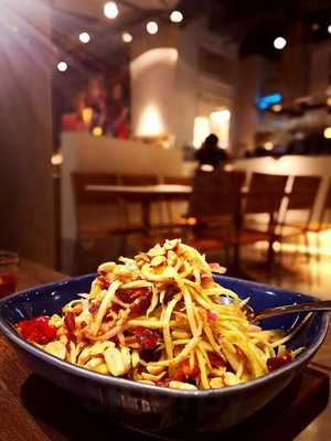 ร้านอาหาร ยำแอนด์ตำ