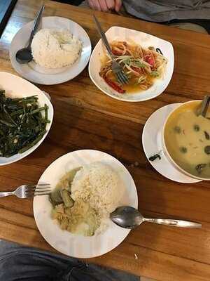 ร้านอาหาร กระเพรากรอบ