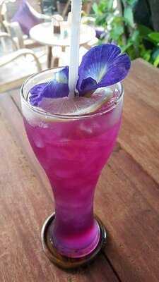 ผัดไทยขันโตกแม่ญิ๋ง