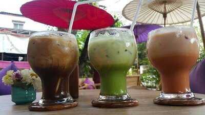 ผัดไทยขันโตกแม่ญิ๋ง