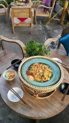 ผัดไทยขันโตกแม่ญิ๋ง