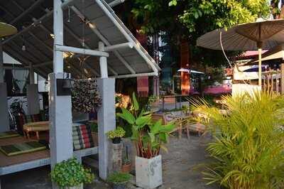 ผัดไทยขันโตกแม่ญิ๋ง