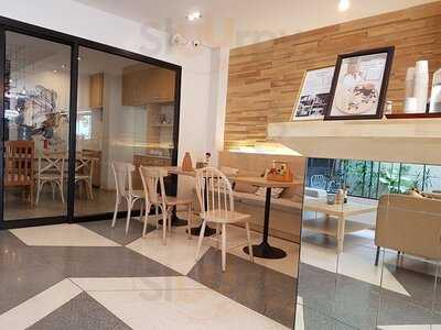 Alice Cafe - Issara Hostel By D Hostel