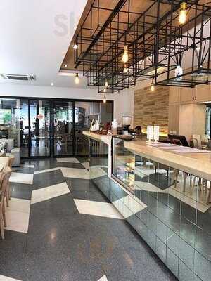 Alice Cafe - Issara Hostel By D Hostel