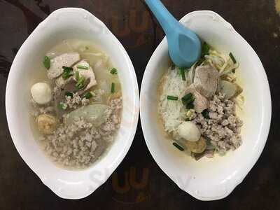 ร้านแซว ก๋วยเตี๋ยวลูกชิ้นปลา ปากซอยทองหล่อ