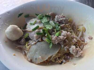 ร้านแซว ก๋วยเตี๋ยวลูกชิ้นปลา ปากซอยทองหล่อ
