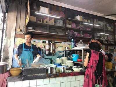 ร้านแซว ก๋วยเตี๋ยวลูกชิ้นปลา ปากซอยทองหล่อ