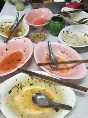 ร้านแซว ก๋วยเตี๋ยวลูกชิ้นปลา ปากซอยทองหล่อ