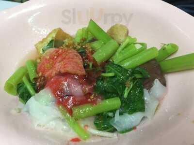 ร้านแซว ก๋วยเตี๋ยวลูกชิ้นปลา ปากซอยทองหล่อ