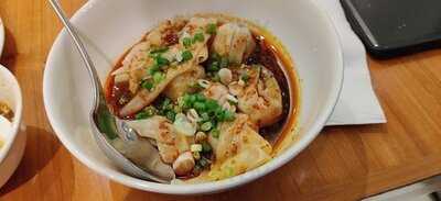 ติ่น ไท่ ฟง - เอท ทองหล่อ