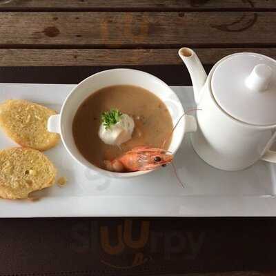 เดอะโมเม้นท์ แกลเลอรี่ แอนด์บาร์