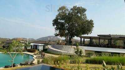 เดอะโมเม้นท์ แกลเลอรี่ แอนด์บาร์