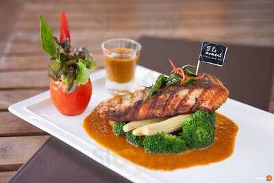 เดอะโมเม้นท์ แกลเลอรี่ แอนด์บาร์