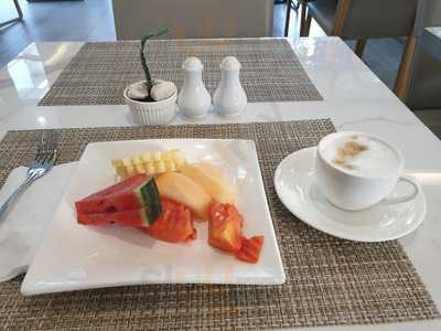 ไมนัสไฟว์ไอซ์บาร์แอนด์เล้าจน์