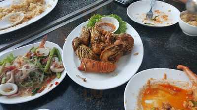 ไมนัสไฟว์ไอซ์บาร์แอนด์เล้าจน์