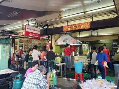 ราดหน้ายอดผักสูตร 40 ปี