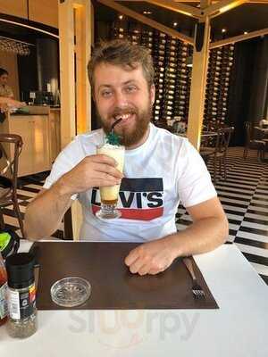 เดอะมาเบิ้ล คาเฟ่ แอนด์ เรสเตอรองท์