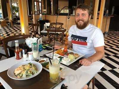 เดอะมาเบิ้ล คาเฟ่ แอนด์ เรสเตอรองท์