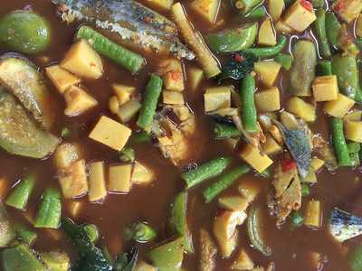 ร้านอาหาร ข้าวแกงร้อยหม้อ